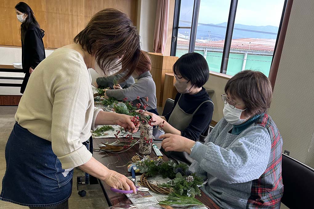 [写真]リース作り講習会 1枚目